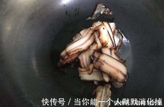 油炸|炒腊肉,直接炒还是用水泡都错了,少做2步,又硬又咸,还油腻