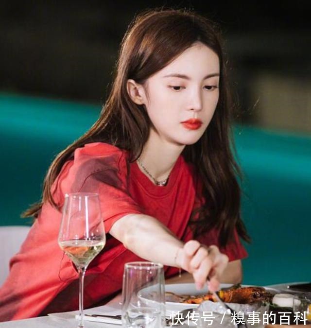 难怪说张继科不是金晨理想型,手把手教乒乓球时,肤色差说明一切!