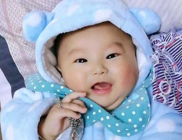 小宝宝|为什么小宝宝都喜欢吃手指?不同月龄,原因不同,妈妈要清楚