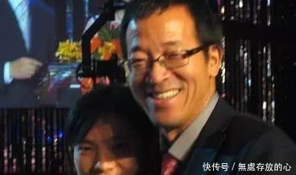 他参加了3次高考才被录取, 追25个姑娘都被拒绝, 如今身价上百亿！