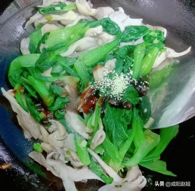 做法|青菜炒蘑菇的家常做法,咸香下饭,比红烧肉还好吃