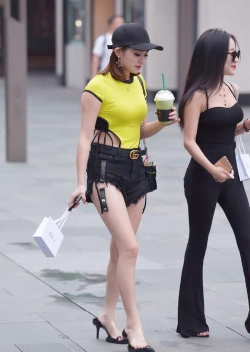 最近火了一种穿法,叫“上面泳衣,下面超短裤”,很洋气