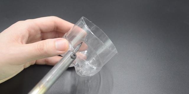 塑料瓶上穿一根绳子,放在卫生间一年省下不少钱