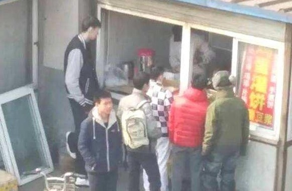 鸡蛋饼|熟悉的味道!周琦为凤凰全队摊鸡蛋灌饼,澳洲队友称赞:中国大厨