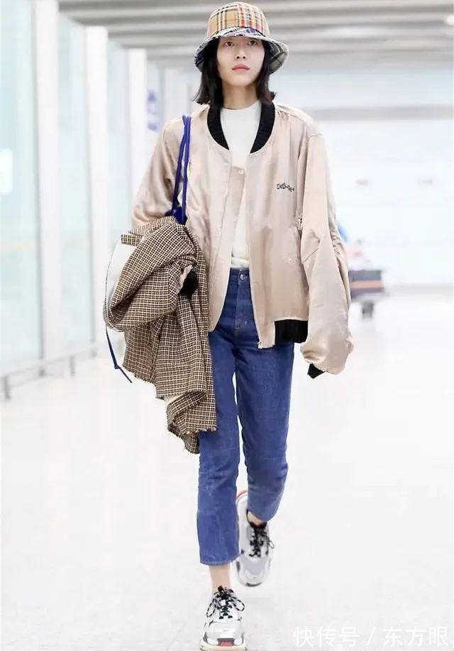 街头酷女孩 最近流行一种穿法,叫“九分裤+老爹鞋”,早春这么穿美极了!