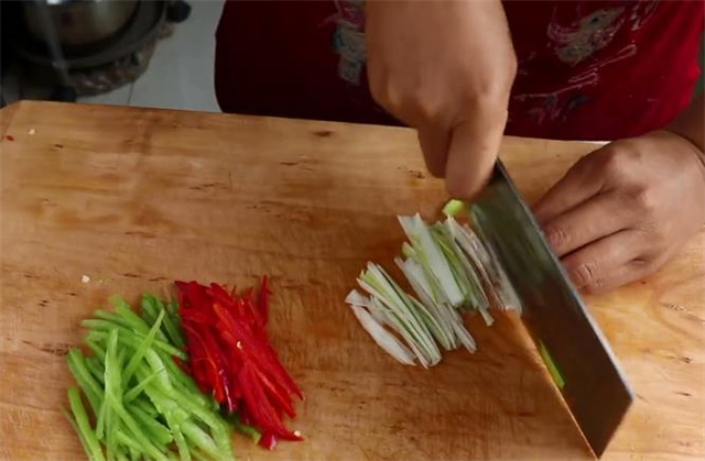 炒土豆丝时,最好不要直接炒,教你正确做法,口感清脆超好吃