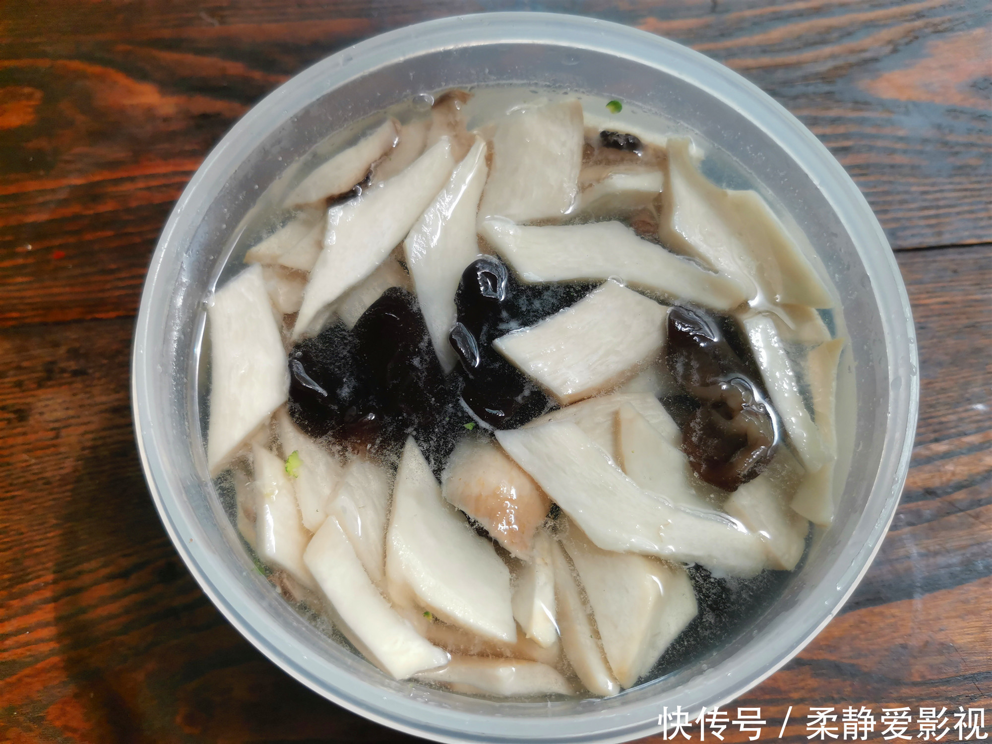 放在冷水中|夏季天热,吃肉不如吃这个菜,营养全面,开胃下饭,清肠排毒