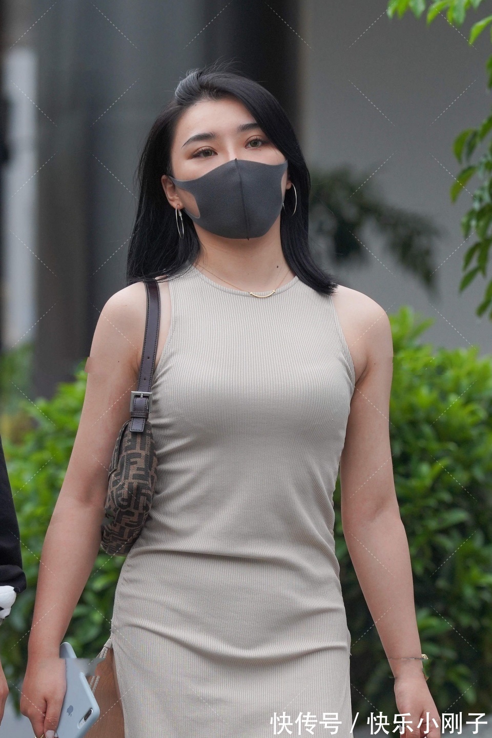 时尚|身穿连衣裙的小姐姐，虽然有些微胖，但是她的穿搭很时尚
