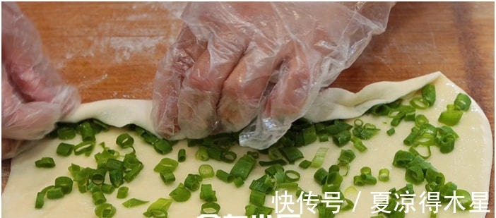 葱花饼好吃有诀窍，掌握两个关键点，柔软多层，比早餐店卖的好吃！