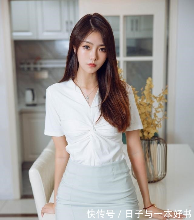 高跟鞋 浅豆色的包臀裙,上搭一件白色的短袖衬衫,简约时尚干练有范!