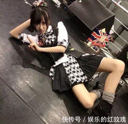 |幽默段子:这俩货一天到晚就这么趴着看妹子,连饭都懒的吃