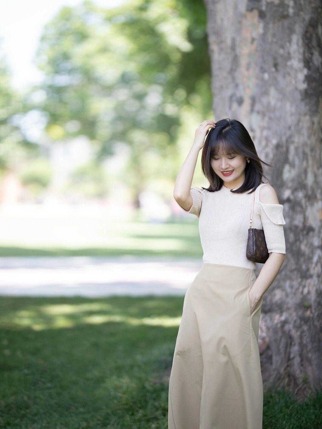 洋气|入秋,小个子适合走气质路线,黑色T恤配白色高腰直筒裤,超洋气