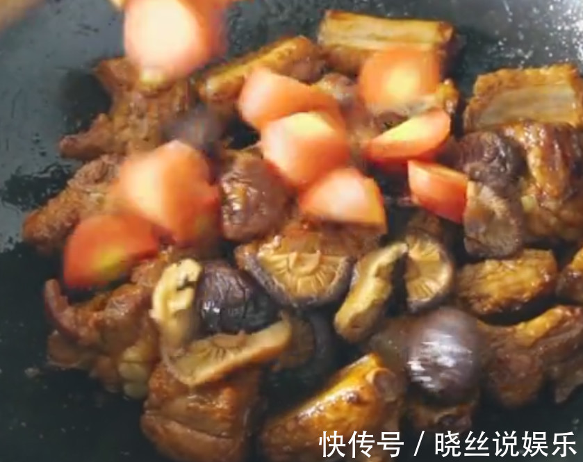 葱段|排骨不要炖土豆了，媳妇给里面倒了一碗面粉，老公不够吃了