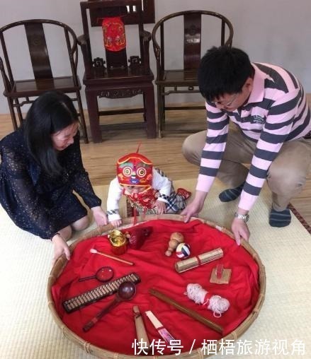 奶奶|让儿子“抓周”,孩子径直爬向这东西,奶奶这下可完了