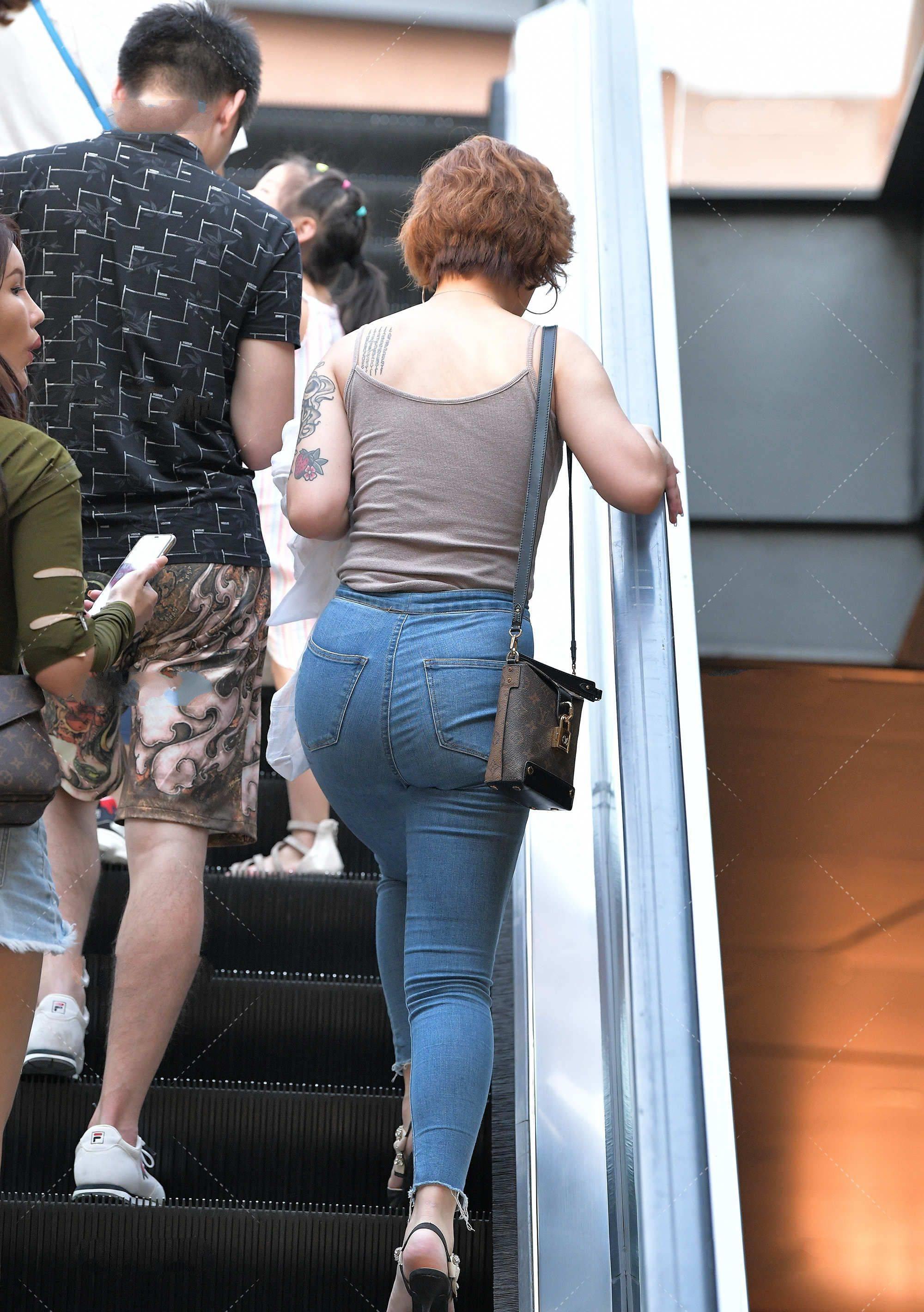 有气质|灰色背心配牛仔裤,穿搭简单时尚,短发又酷又飒