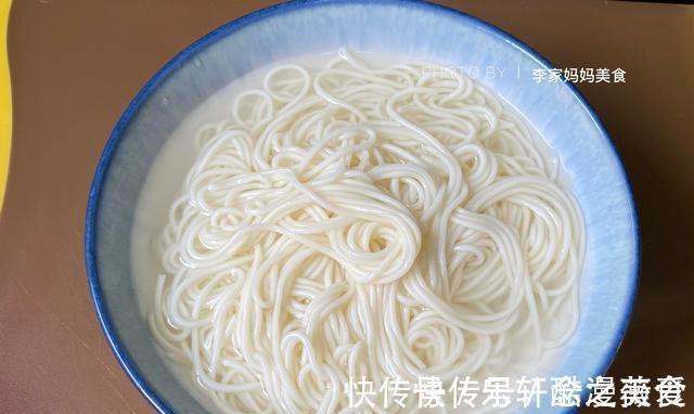 粗茶淡饭|夏天就馋这碗面,简单营养,同事吃这么少,难怪体重不过百