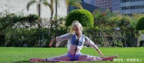 为了冬天能晒阳光, 国外发明透明衣服走上街, 保暖又透光