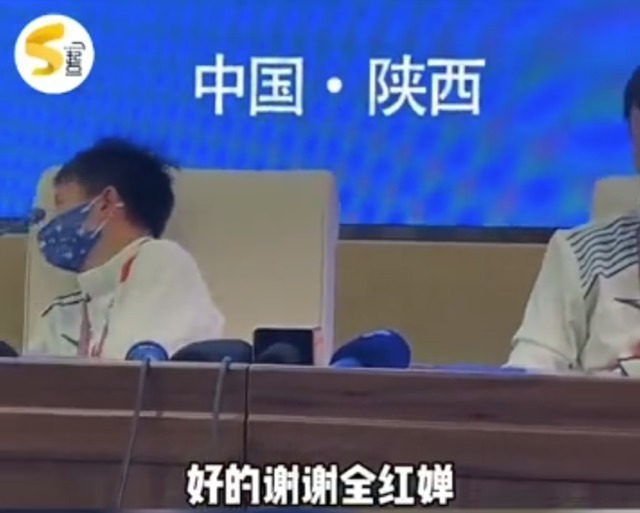 全红婵|全红婵获奖感言逗笑记者!红姐玩起冷幽默,为何下意识躲闪教练?