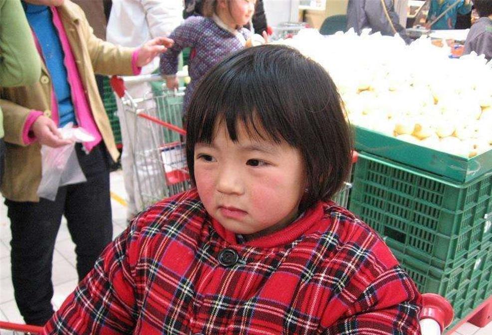 苗苗妈|6岁女孩逛超市，衣服很鼓怀疑偷窃，店员解开衣服后，忍不住落泪