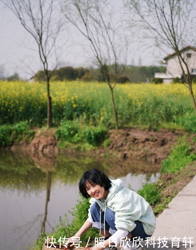 张子枫种树被嘲“划水”,谁注意她衣角上痕迹,是对男嘉宾的尊重