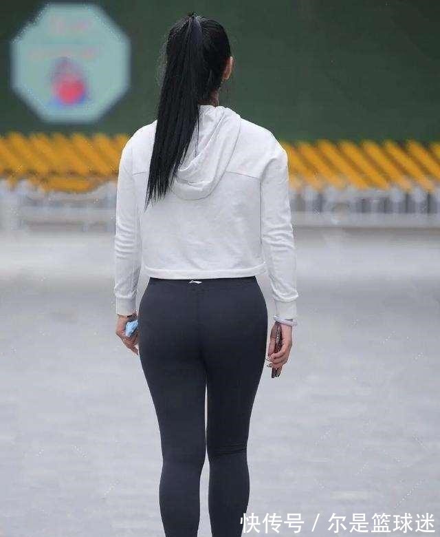 美女 凹凸紧致的打底裤美女,造型风格娴静又好看,减龄单品!