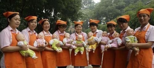 高学历|女儿3岁还不会走路,宝妈抱孩子去检查,医生却低声说:报警吧