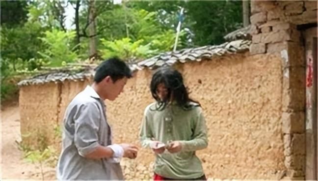 回顾河南懒人杨锁:8岁还不会走路,吃饭全靠喂,23岁饿死在家中 - 360娱乐,你开心就好