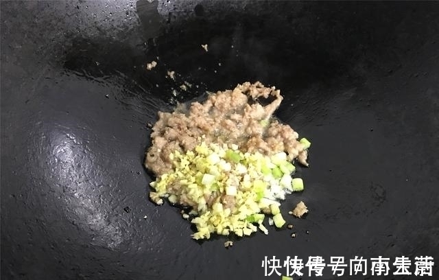 蒸鱼豉油|茄子别再油焖了，教你新吃法，不炒不炸，开胃下饭，百吃不腻