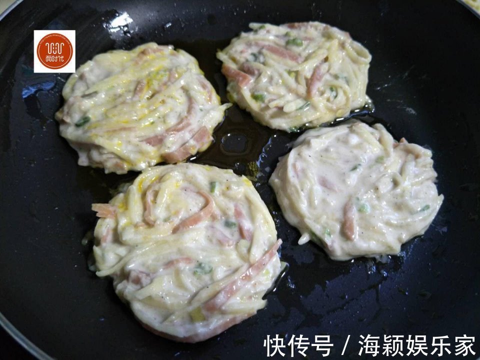 土豆饼的家常做法,软糯咸香美味诱人,做法很简单,比鸡蛋饼都香