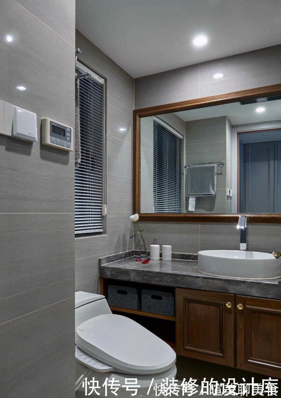 镜面|104平现代风两居室,美式元素护墙板,构建高雅生活空间