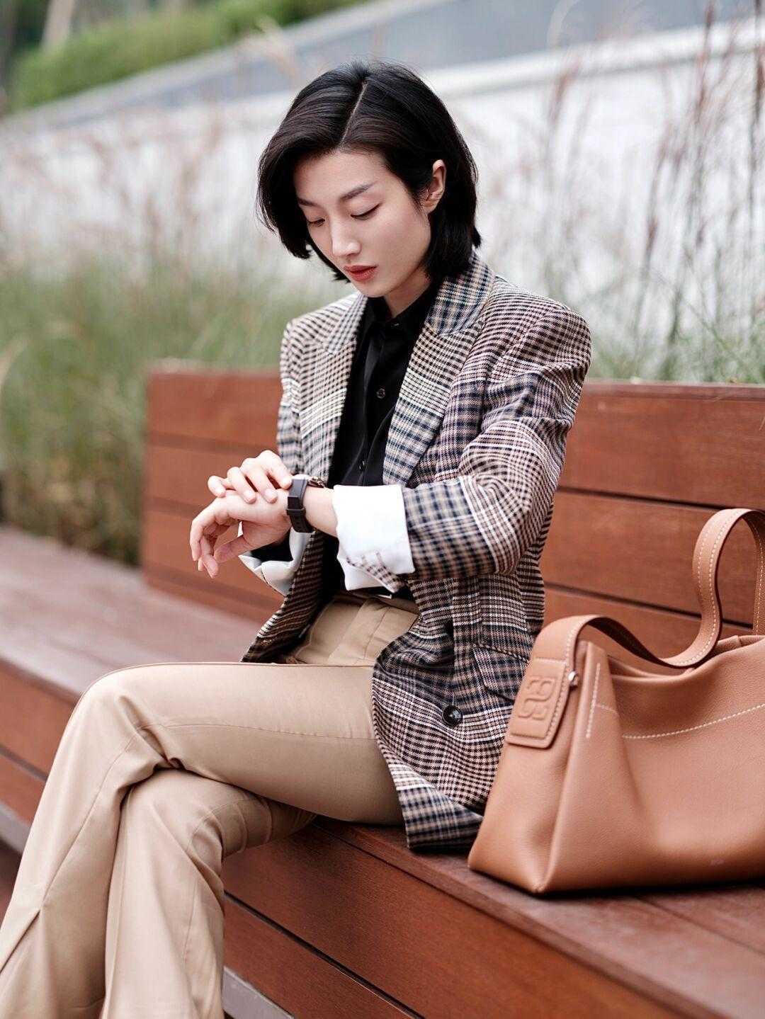 白色衬衫 冬季通勤怎么穿?看看这些干练知性的穿搭方式,日常实用不挑人