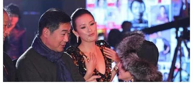 章娘娘|当年蹲在张国立脚边说话，宁静表情谄媚，一旁的章子怡满脸不屑？