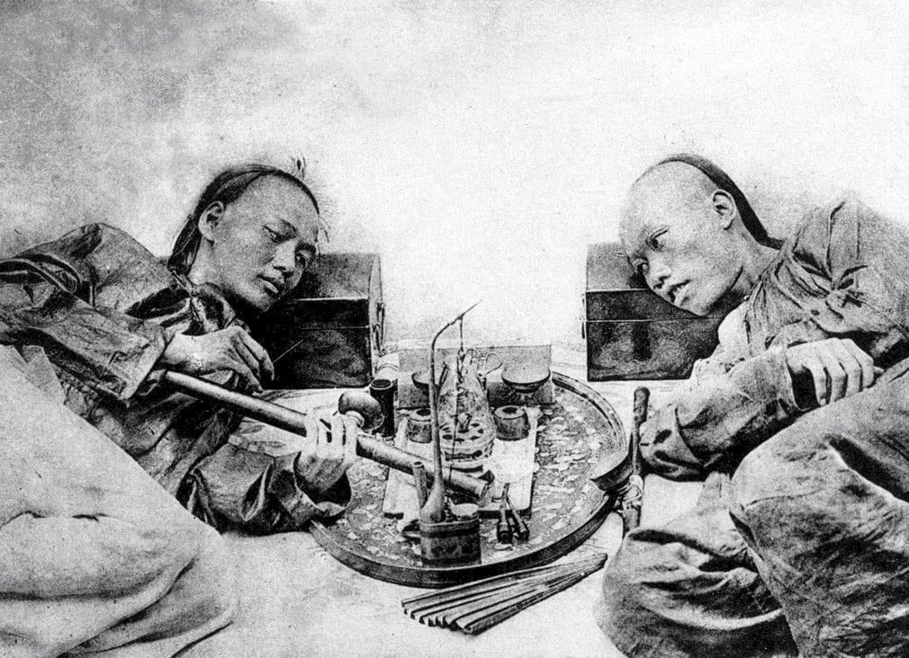 鸦片|晚清人吸的鸦片长啥样?看着黑不溜秋,吸的人醉生梦死,狠起来六亲不认!