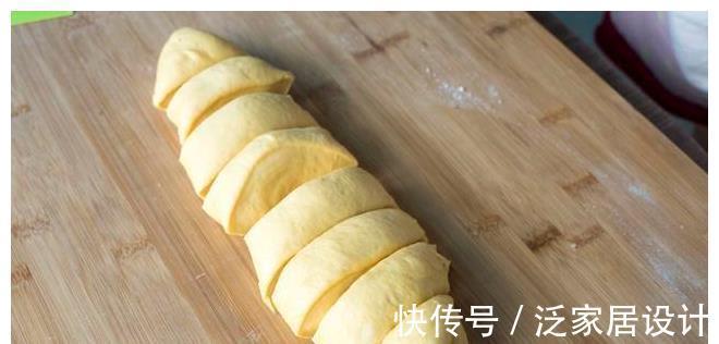 烤盘|红薯最好吃又简单的做法，打入2个鸡蛋，不用加水，出锅金黄诱人