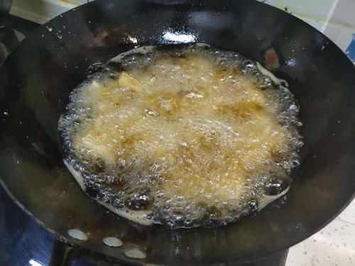  干炸带鱼想要外酥里嫩，有人加鸡蛋、有人挂面糊，其实都不正确