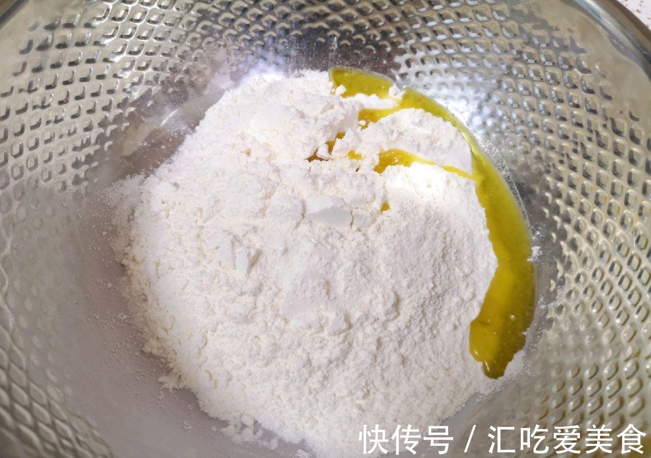 自制梅菜肉酱烧饼，在家也能吃到特色小吃，鲜香适宜，味道很棒