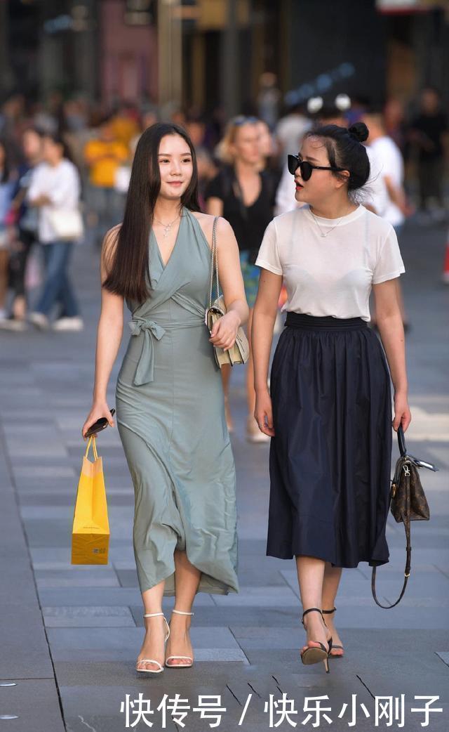 无袖碧绿色长裙，优雅的气质十足，拥有别具一格的魅力