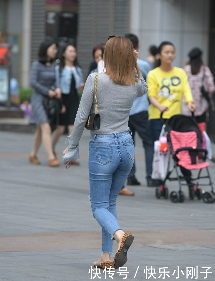 搭配|休闲舒适的穿搭,修身T恤搭配牛仔裤,让搭配更具时尚感