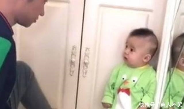 宝爸|宝宝深夜看电视被爸爸罚站,委屈地看着爸爸,小表情简直太可爱了