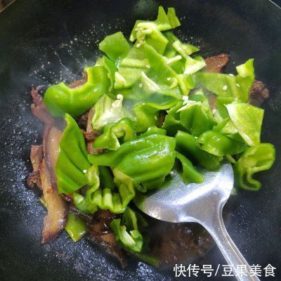 腊肉炒蒜苗比补药营养，却不要钱