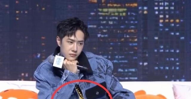 王一博衣服不合身还咳嗽,主持人挖坑被揭穿,谁注意王一博表情