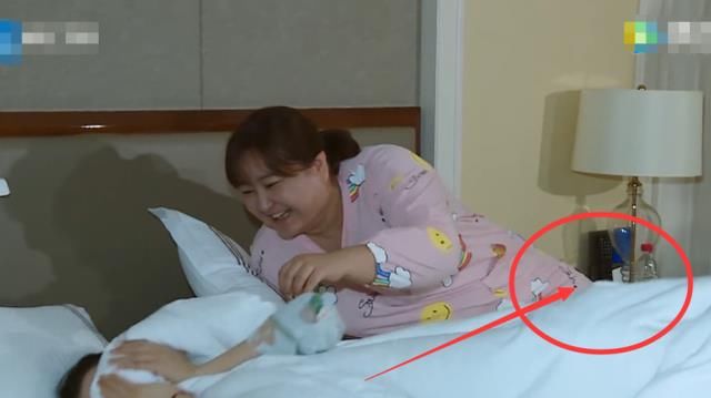 王牌穿帮明显,关晓彤床头“小白瓶”说明一切,只有观众蒙在鼓里