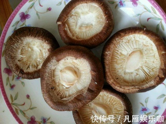 香菇|懒人最爱!学会这样做香菇木耳蒸排骨,营养美味还不油腻,特香