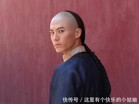 皇位|清朝最幸运的王爷，年龄太小被雍正当“儿子”养，3代皇帝都宠他！