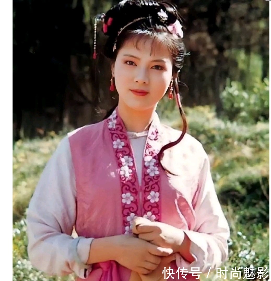 年纪&细抠薛宝钗的年纪,她不可能年方二八,更不可能和袭人、晴雯同庚