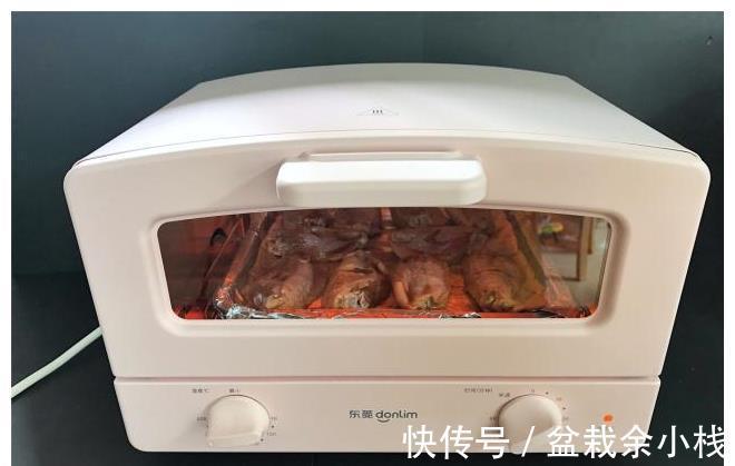 想吃|想吃烤翅不用买，简单2步在家就能做，鲜嫩多汁，香到流口水