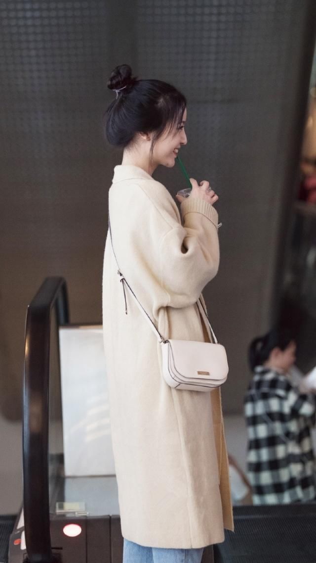 街拍图一颜值很高的小姐姐,背心搭配长裤很时尚,走路带风