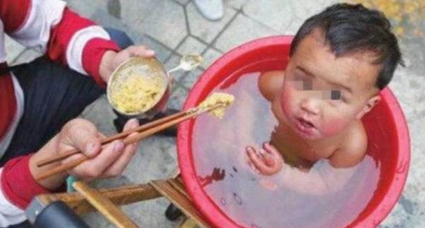 二胎政策|男童在寒冬里赤身,晚上用凉水洗澡,听到爷爷的话,让路人感动