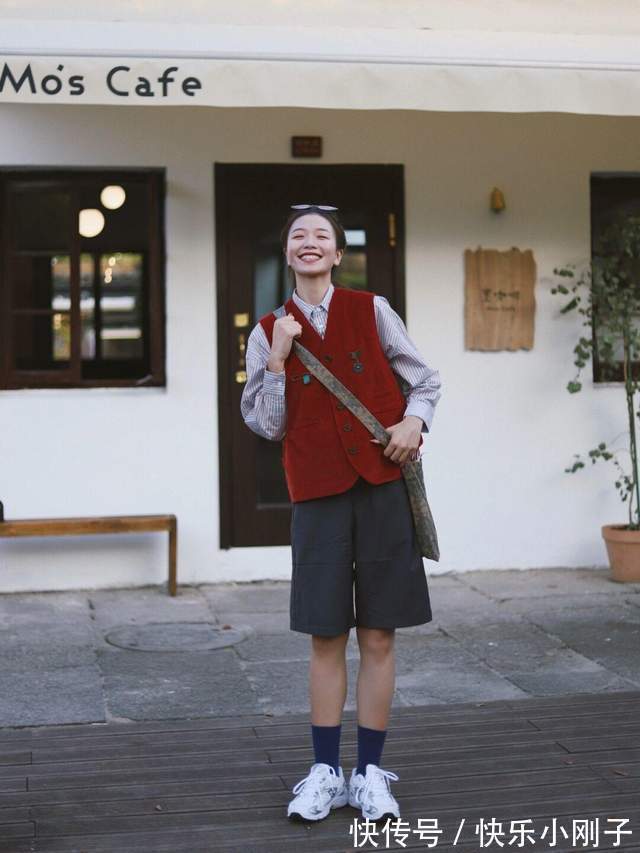 衬衫 秋冬怎么搭出层次感?马甲叠穿衬衫搭配五分短裤,简约又时尚