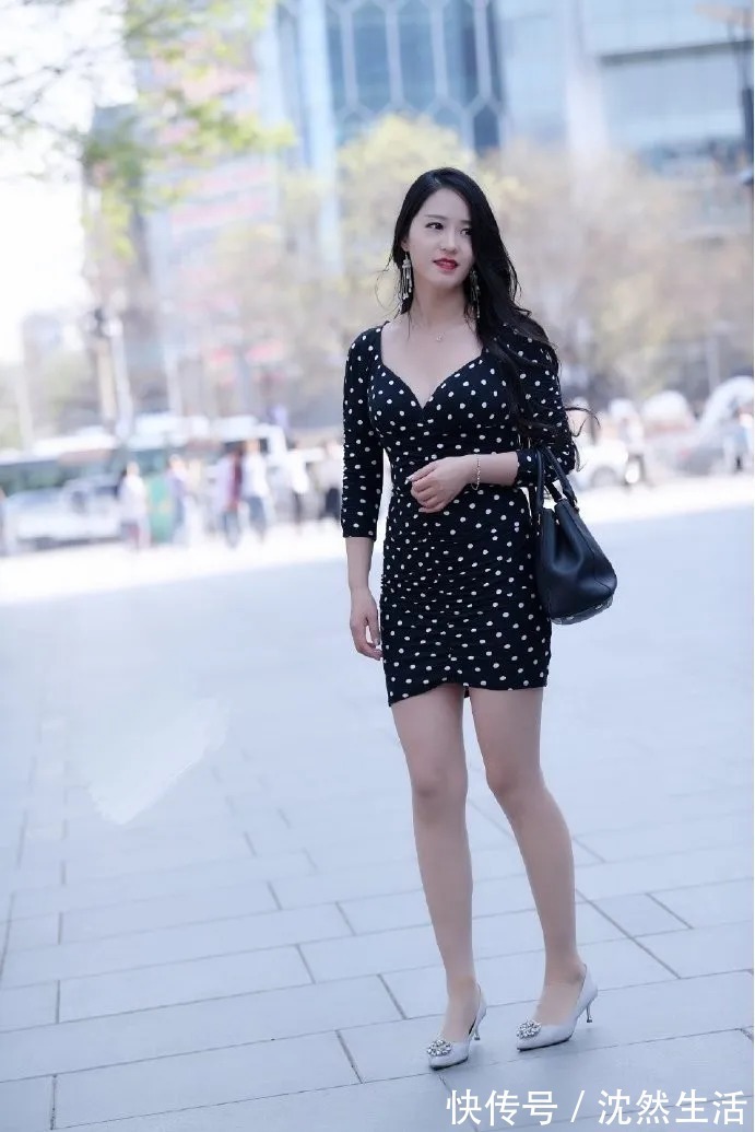 高跟鞋|黑白斑点裙设计个性却很低调,造型设计彰显有内涵